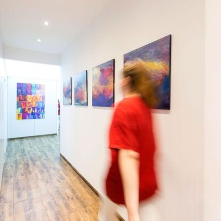 Praxis Flurbereich - Mitarbeiterin läuft über Flur