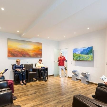 Wartezimmer - Mitarbeiterin ruft Patienten auf