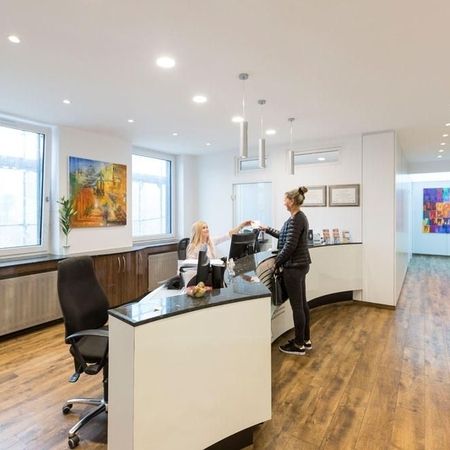 Patientin steht an der Anmeldung